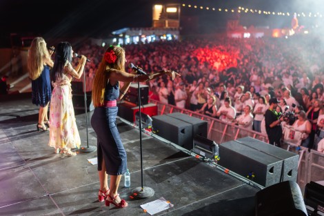 Las Ketchup in Mamaia on august 2025
