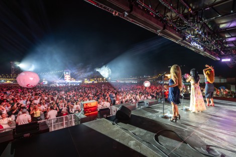 Las Ketchup in Mamaia on august 2025