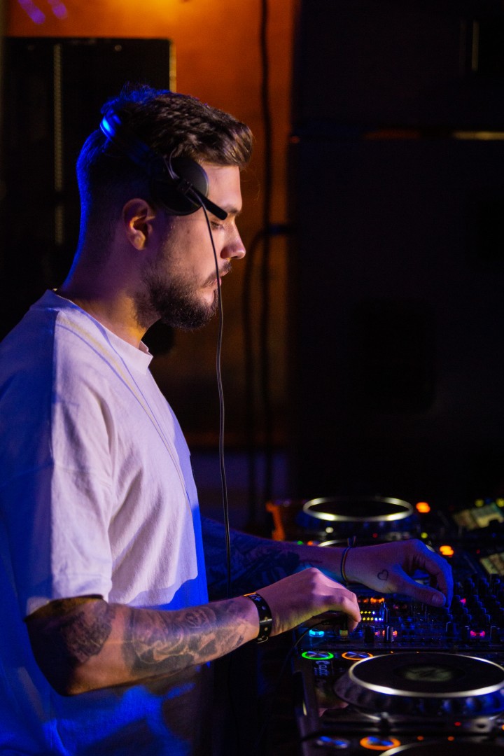 Adrien at TÃªte-Ã -TÃªte Club Lounge in Bucharest on October 5, 2018 (e828492705)