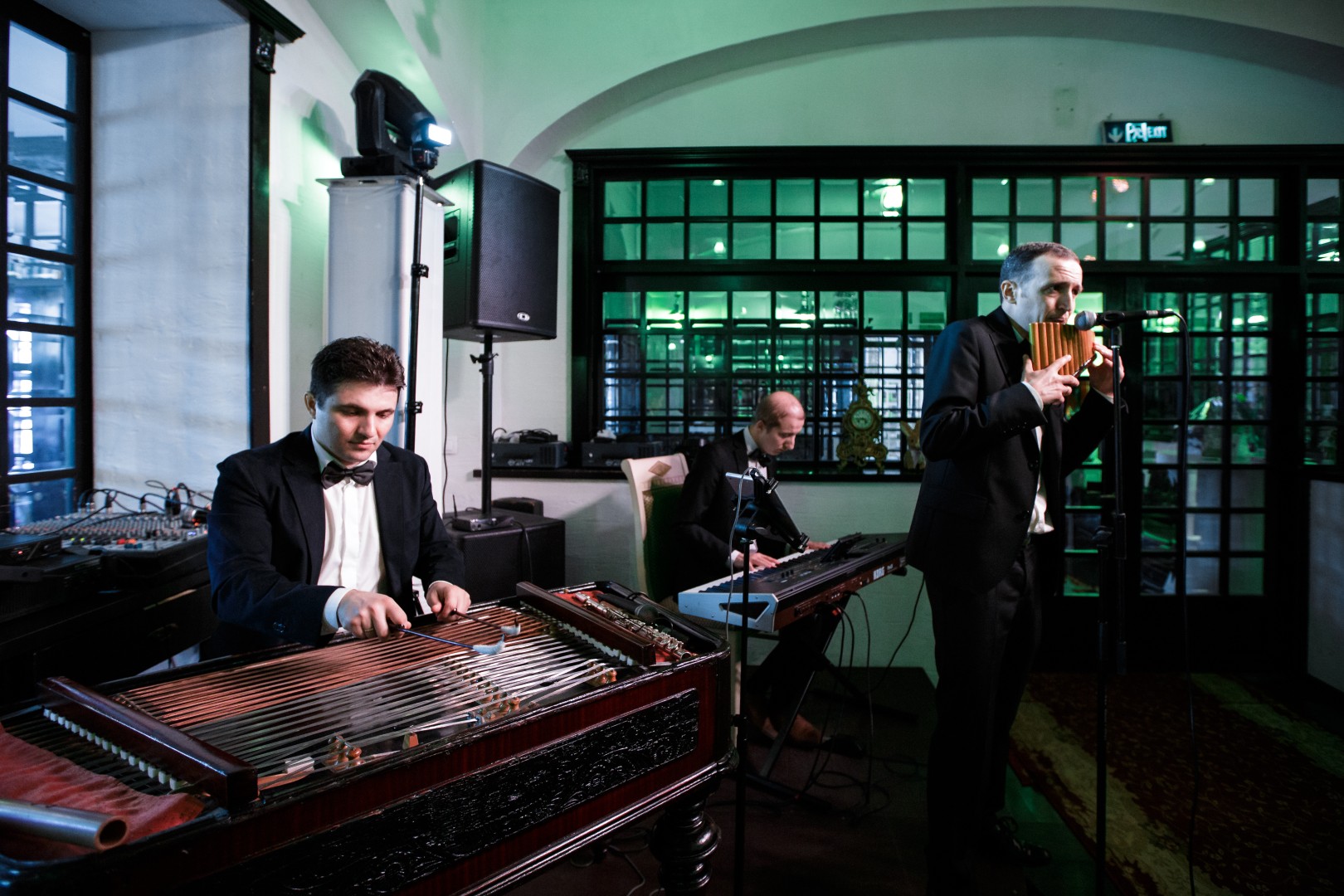 Orchestra FraÈ›ii Cazanoi at Restaurantul Vatra Neamului in Balotesti on April 1, 2018 (1807bef91e)