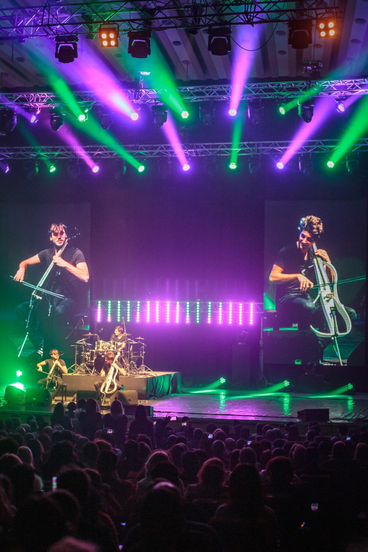 2Cellos at Sala Palatului in Bucharest on December 7, 2014 (5edb478b13)