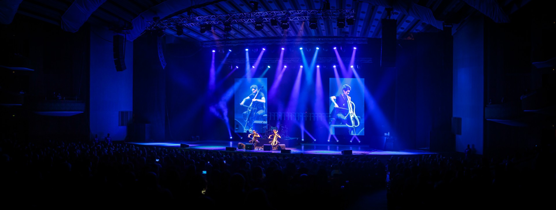 2Cellos at Sala Palatului in Bucharest on December 7, 2014 (c2a5e05911)