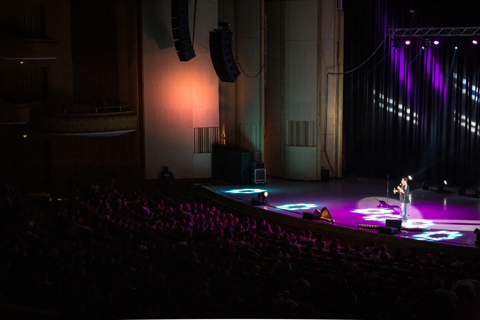 Carlos Mencia at Sala Palatului in Bucharest on September 27, 2014 (47f395e559)