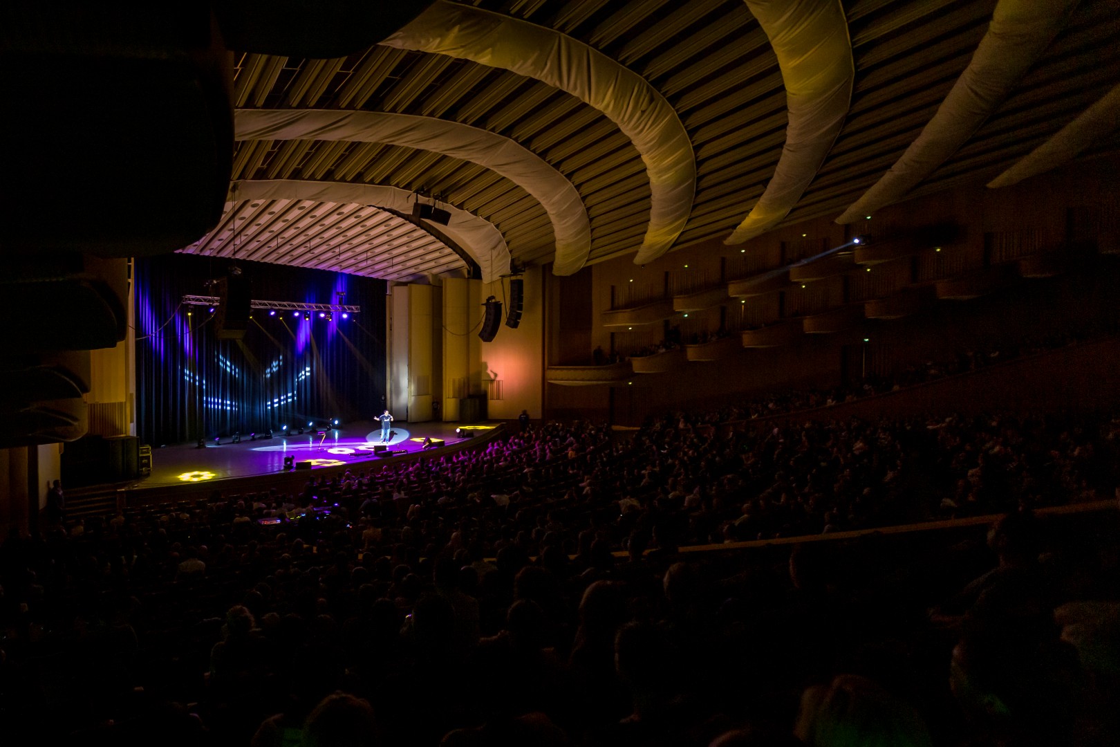 Carlos Mencia at Sala Palatului in Bucharest on September 27, 2014 (5a27d59e97)