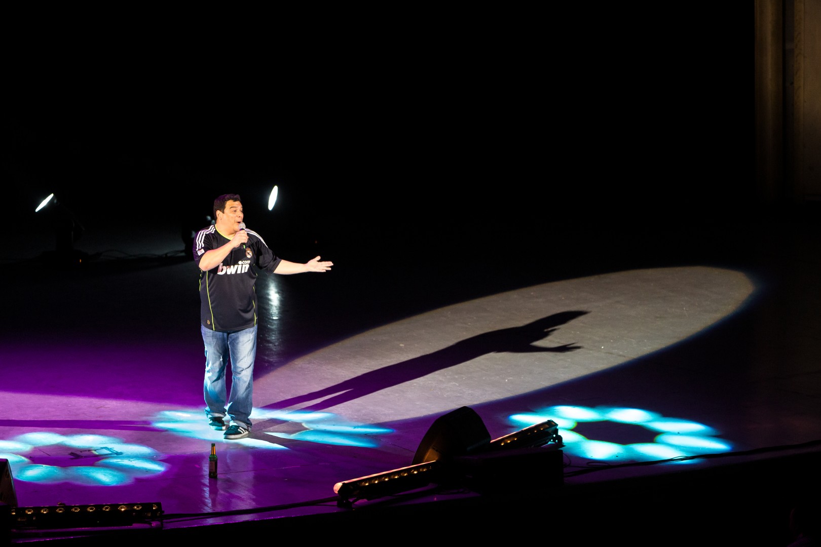 Carlos Mencia at Sala Palatului in Bucharest on September 27, 2014 (6b0940da64)