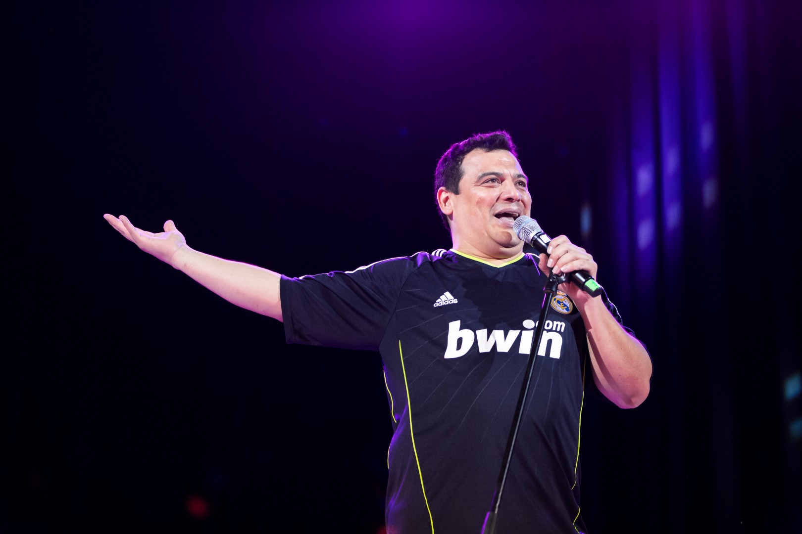 Carlos Mencia at Sala Palatului in Bucharest on September 27, 2014 (88eec549de)