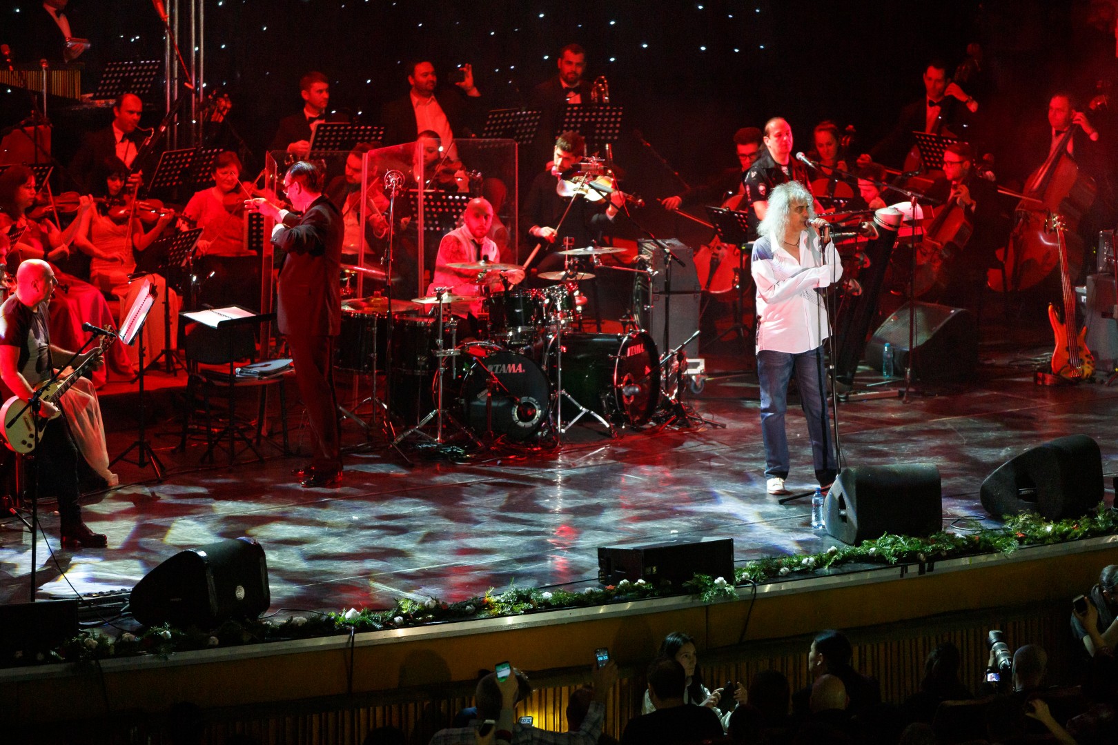 Cristi Minculescu at Sala Palatului in Bucharest on December 21, 2015 (bf1d00599e)