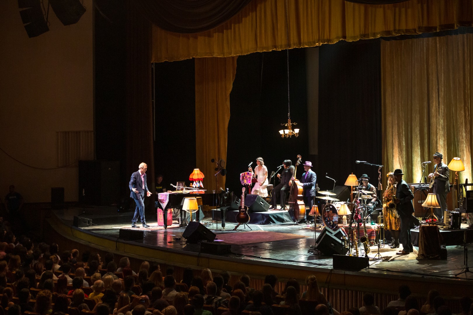 Hugh Laurie at Sala Palatului in Bucharest on July 12, 2014 (4f1cb1adcd)