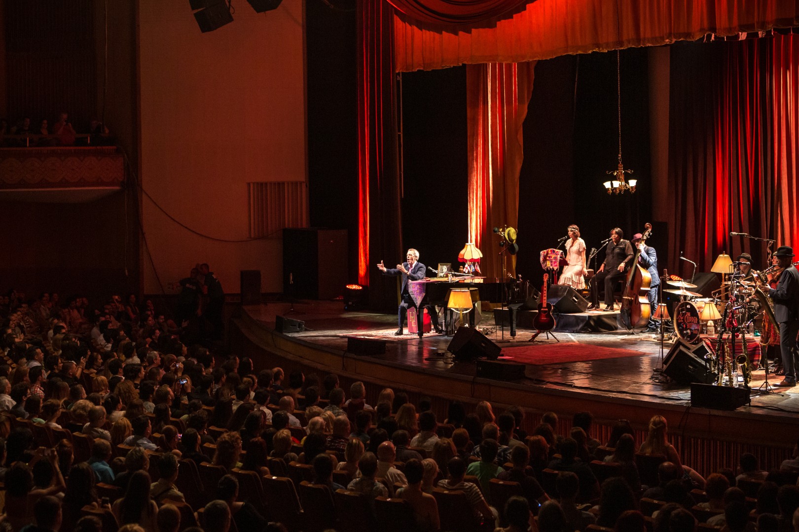 Hugh Laurie at Sala Palatului in Bucharest on July 12, 2014 (56bfd7db48)