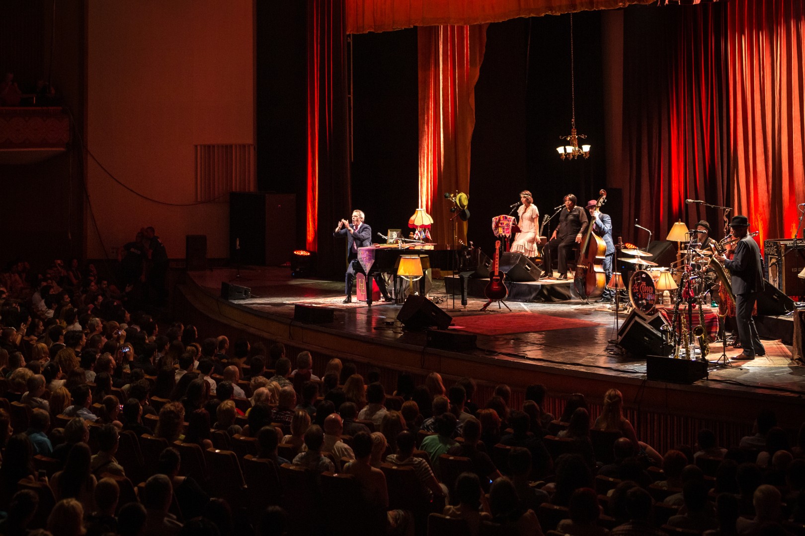 Hugh Laurie at Sala Palatului in Bucharest on July 12, 2014 (617203eae2)