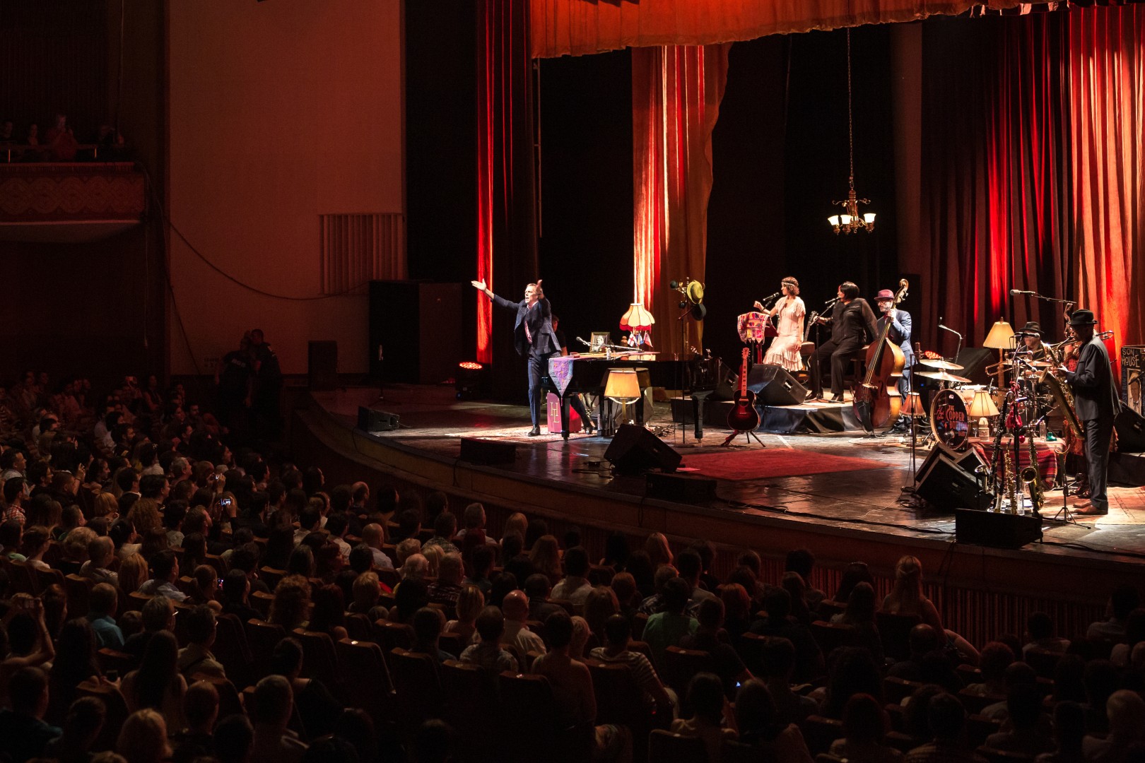 Hugh Laurie at Sala Palatului in Bucharest on July 12, 2014 (a38ae15c06)