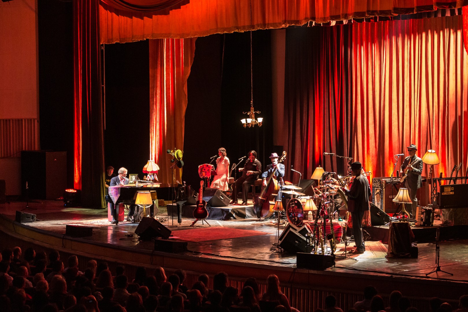 Hugh Laurie at Sala Palatului in Bucharest on July 12, 2014 (a857402fdb)