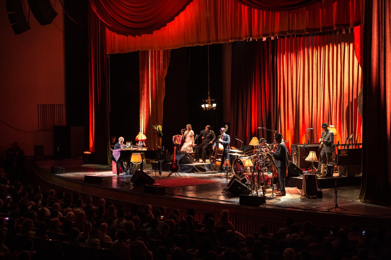 Hugh Laurie at Sala Palatului in Bucharest on July 12, 2014 (c3fae48679)