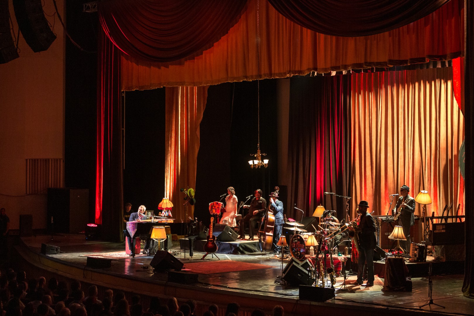 Hugh Laurie at Sala Palatului in Bucharest on July 12, 2014 (cf9df08d8e)