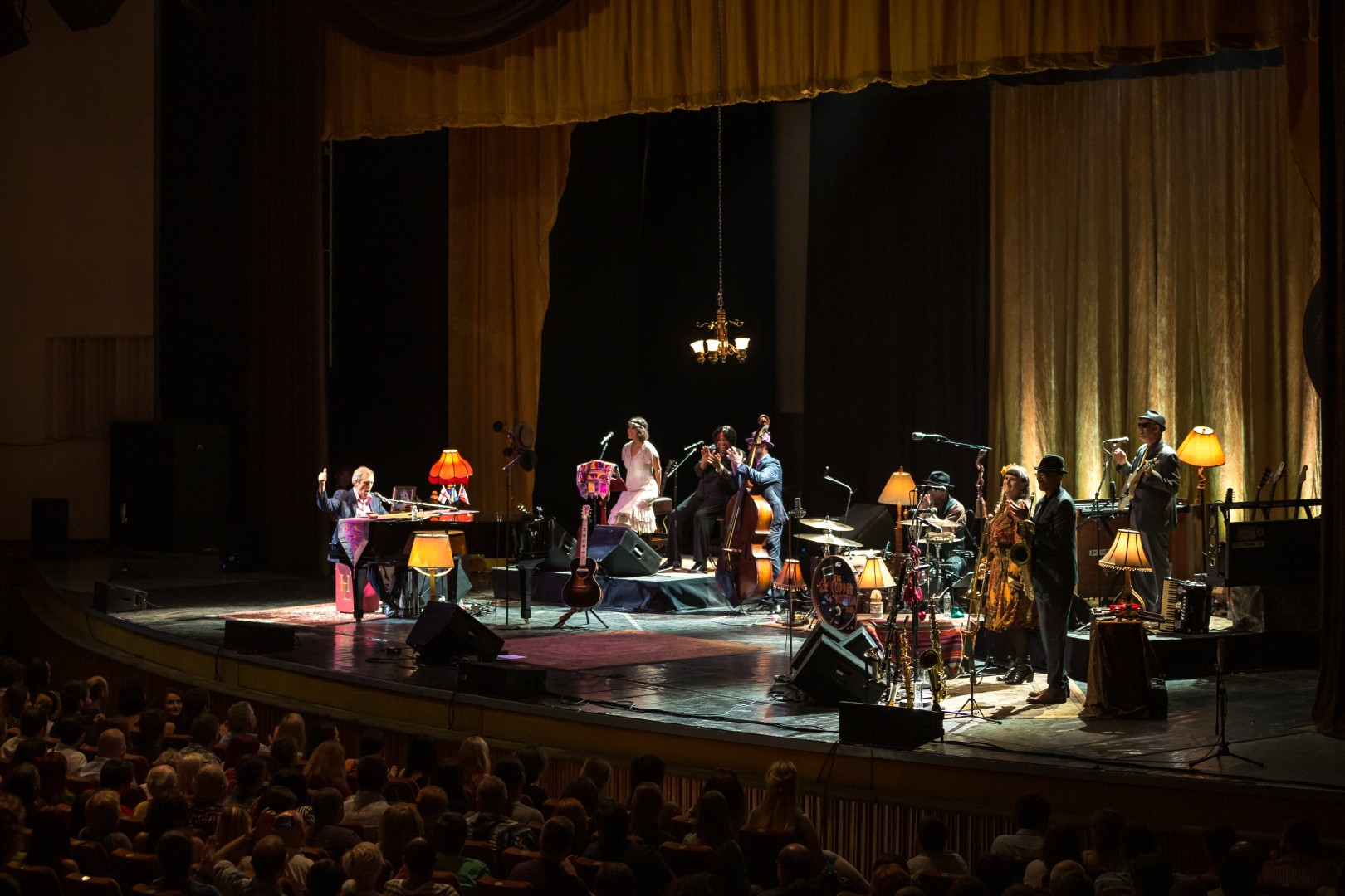 Hugh Laurie at Sala Palatului in Bucharest on July 12, 2014 (e6bc6625af)