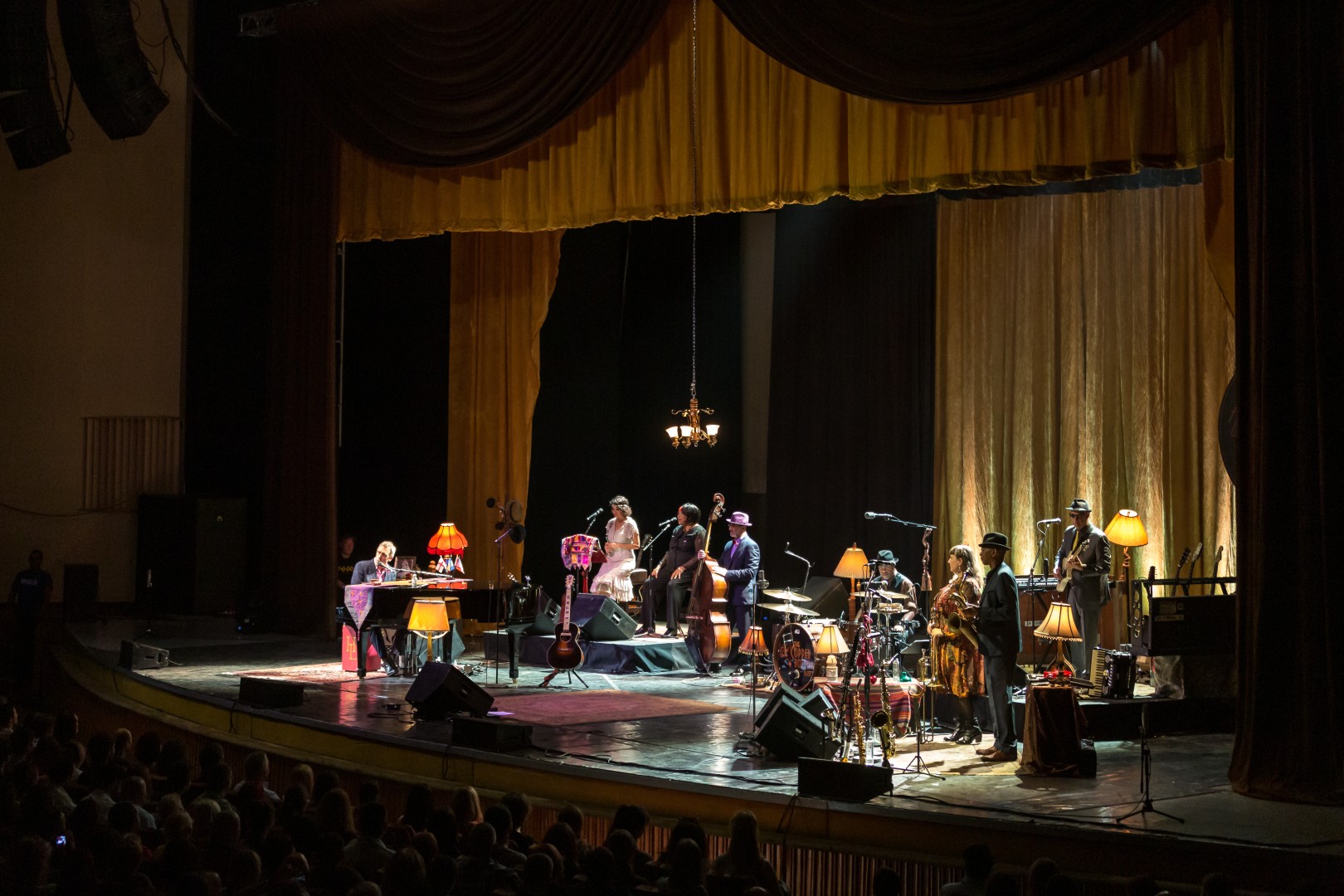 Hugh Laurie at Sala Palatului in Bucharest on July 12, 2014 (ea4ee5a83a)