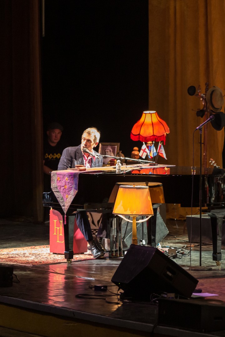 Hugh Laurie at Sala Palatului in Bucharest on July 12, 2014 (efa928cc77)