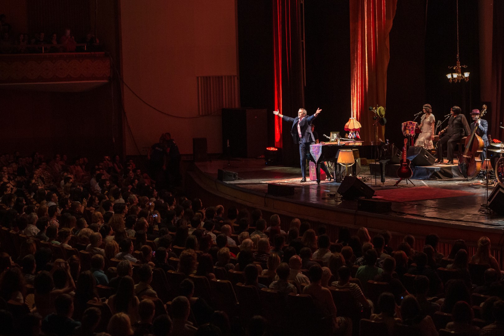 Hugh Laurie at Sala Palatului in Bucharest on July 12, 2014 (fa9ac33844)