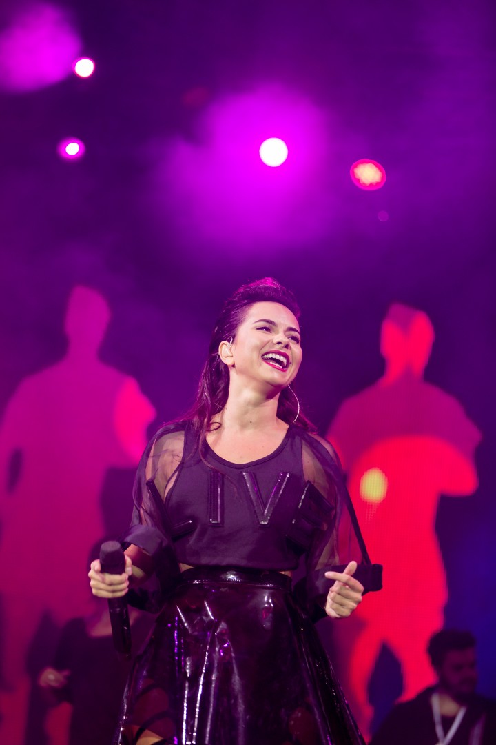 INNA at PiaÈ›a George Enescu in Bucharest on September 13, 2014 (e61fa18bc3)