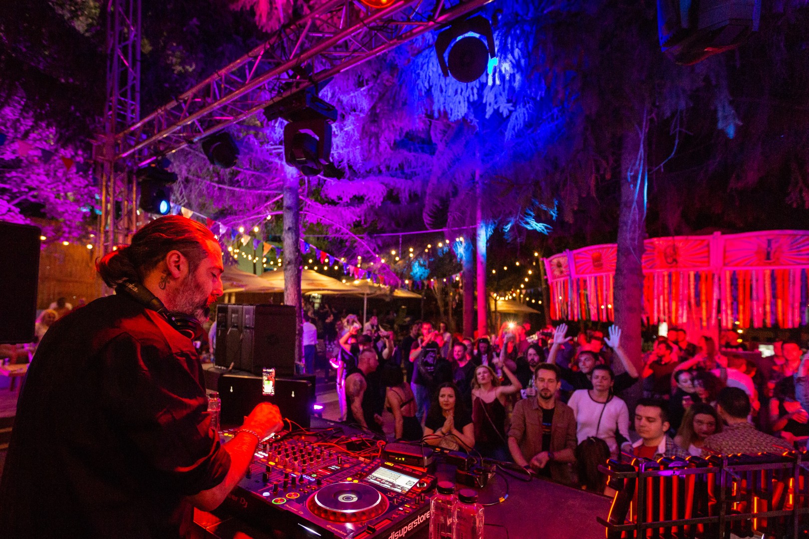 Jerry Ropero at Si Lounge in Bucharest on September 8, 2018 (d340f690bf)