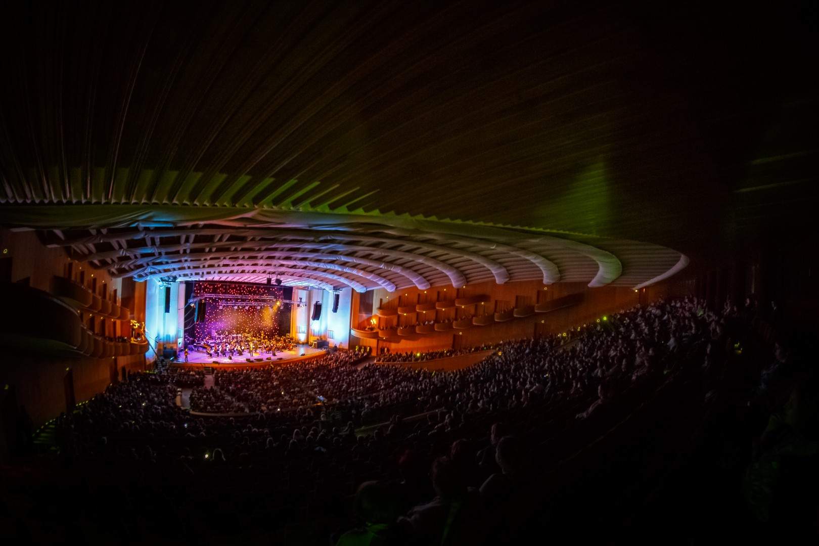 Public at Sala Palatului in Bucharest on April 13, 2016 (696ba244b6)