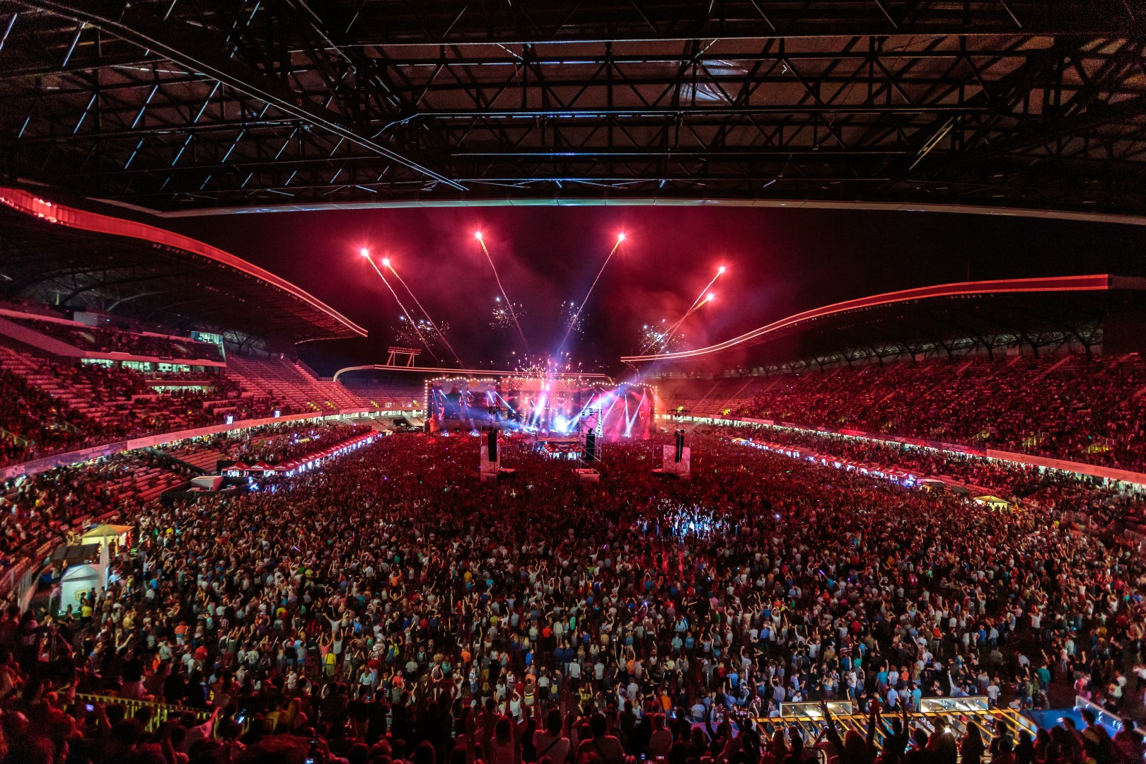 Public at Cluj Arena in Bucharest on August 2, 2015 (26500393e5)