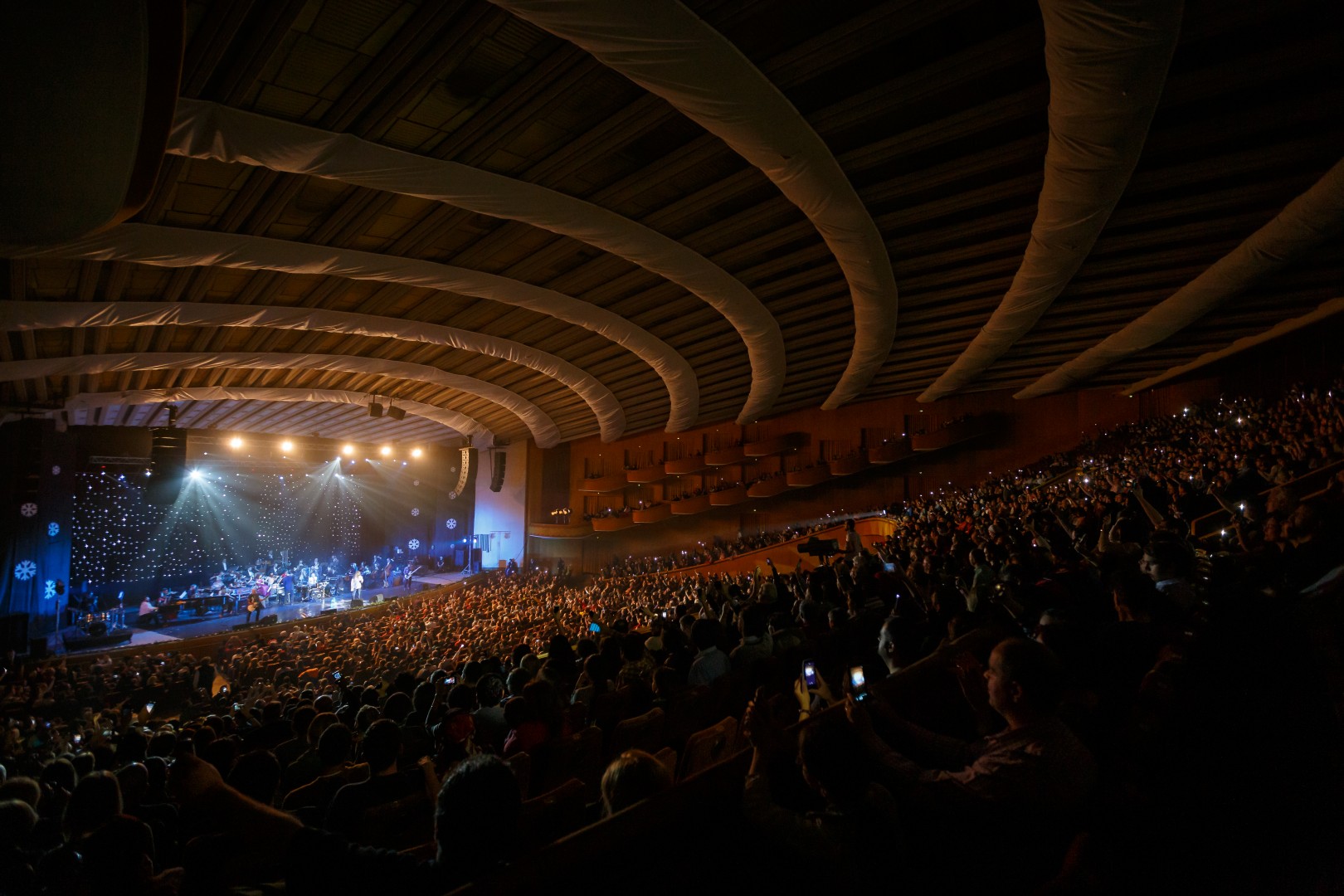 Public at Sala Palatului in Bucharest on December 21, 2015 (66c1cb1d30)