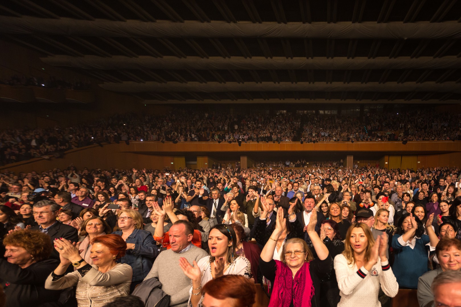 Public at Sala Palatului in Bucharest on November 5, 2014 (9da8af4781)