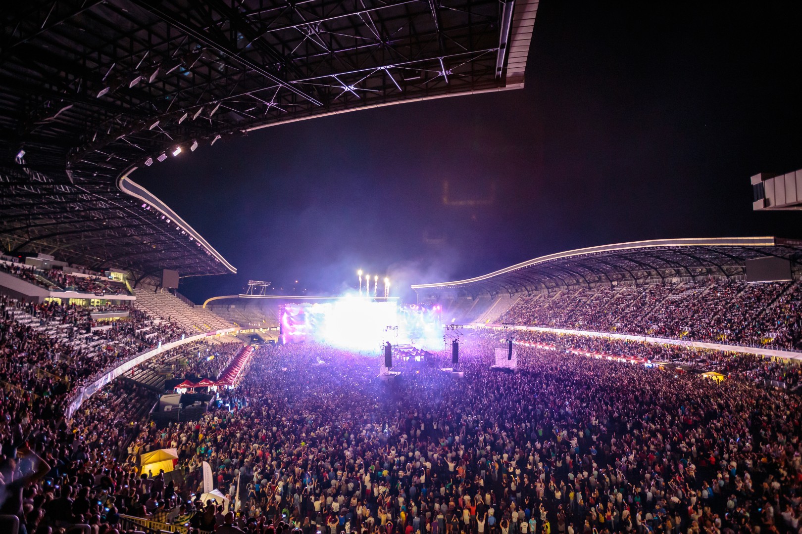 Public at Cluj Arena in Cluj-Napoca on August 2, 2015 (c6b8e3c54e)