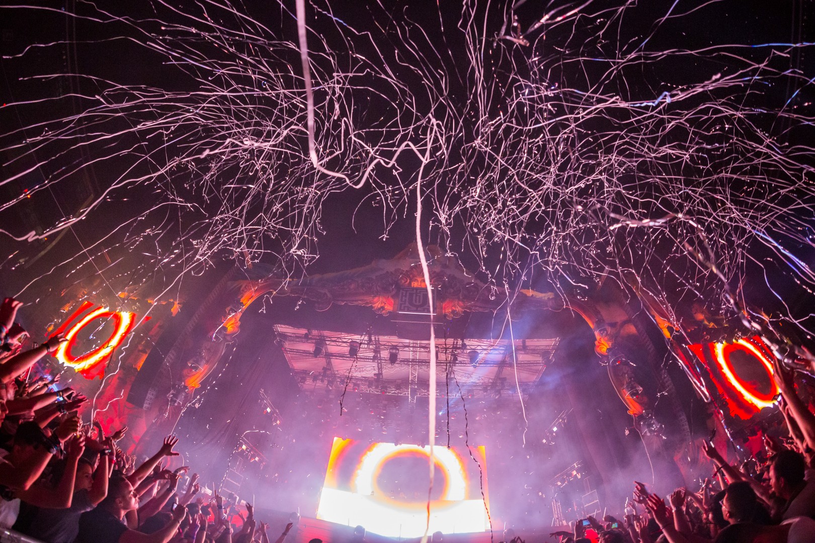 Streamers at Cluj Arena in Cluj-Napoca on August 4, 2016 (8dc67b2ccb)