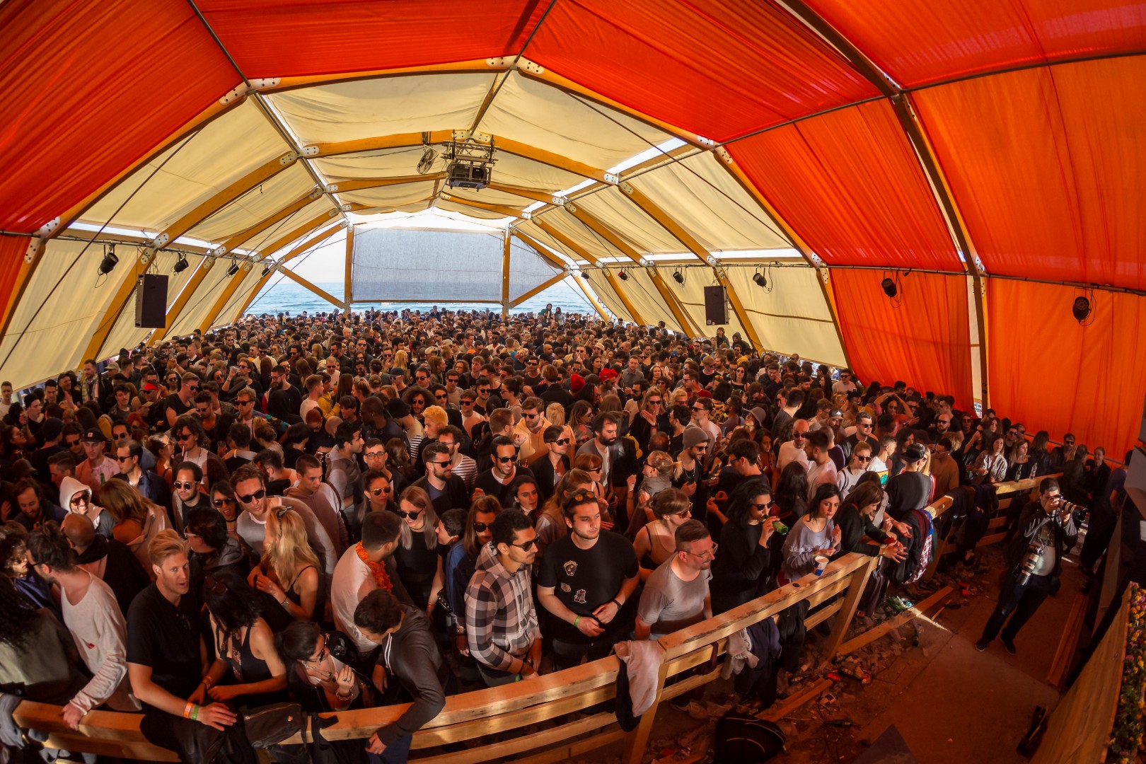 Public at Crazy Beach in Mamaia on April 28, 2017 (1cc118f4fb)