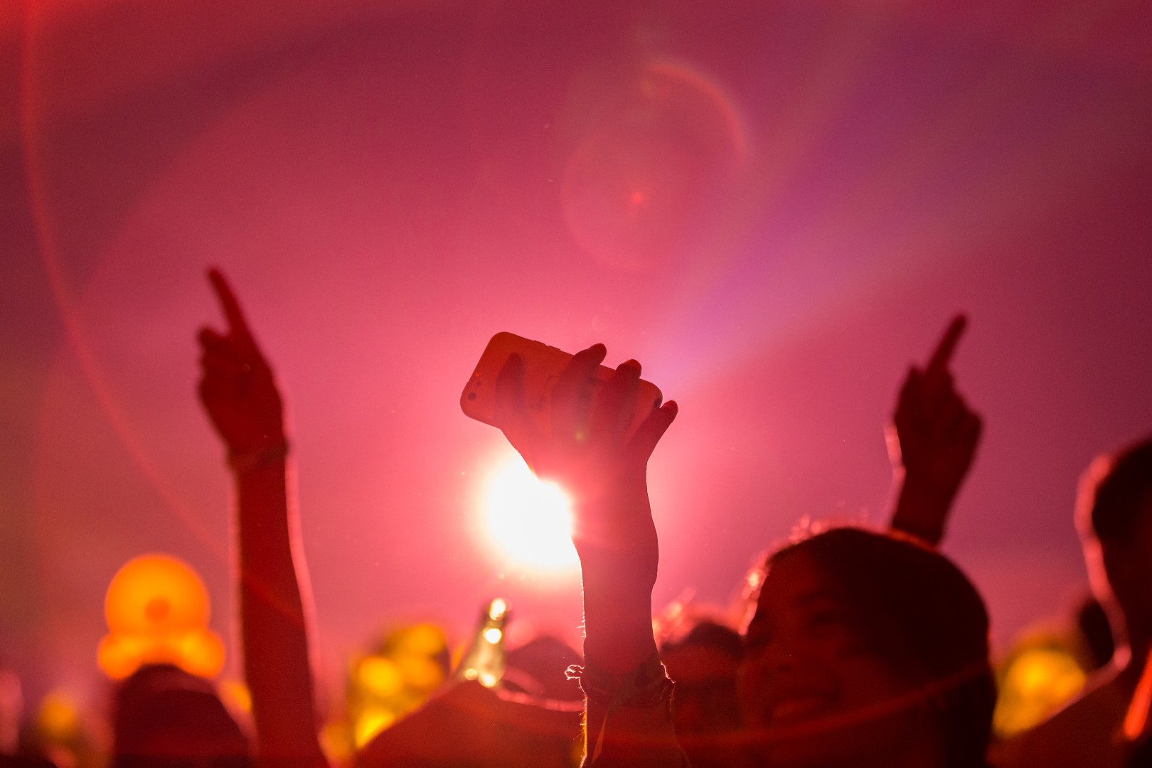 Public at Crazy Beach in Mamaia on April 28, 2017 (4d404f06af)