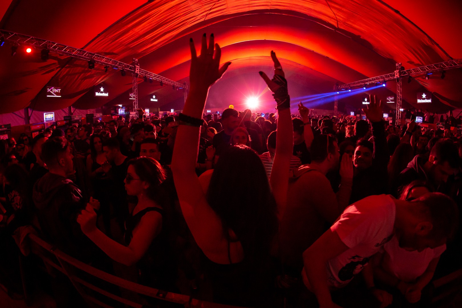 Public at Crazy Beach in Mamaia on April 27, 2017 (83ff731432)