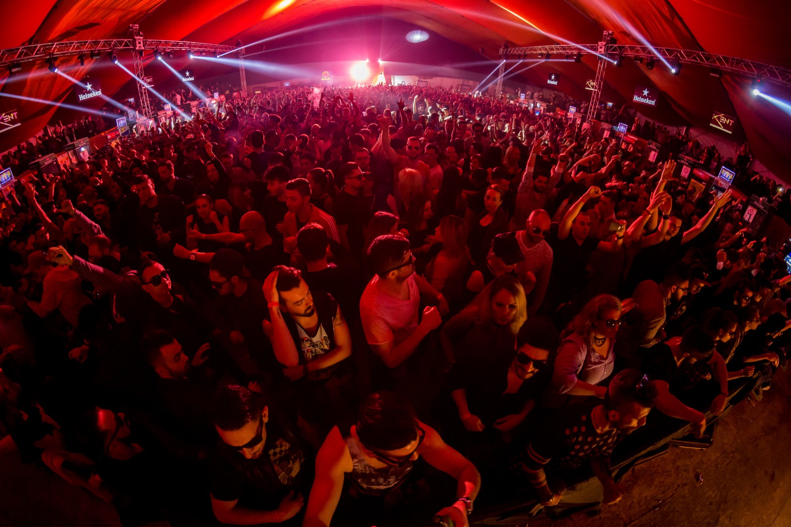 Public at Crazy Beach in Mamaia on April 29, 2017 (8bcb164b37)