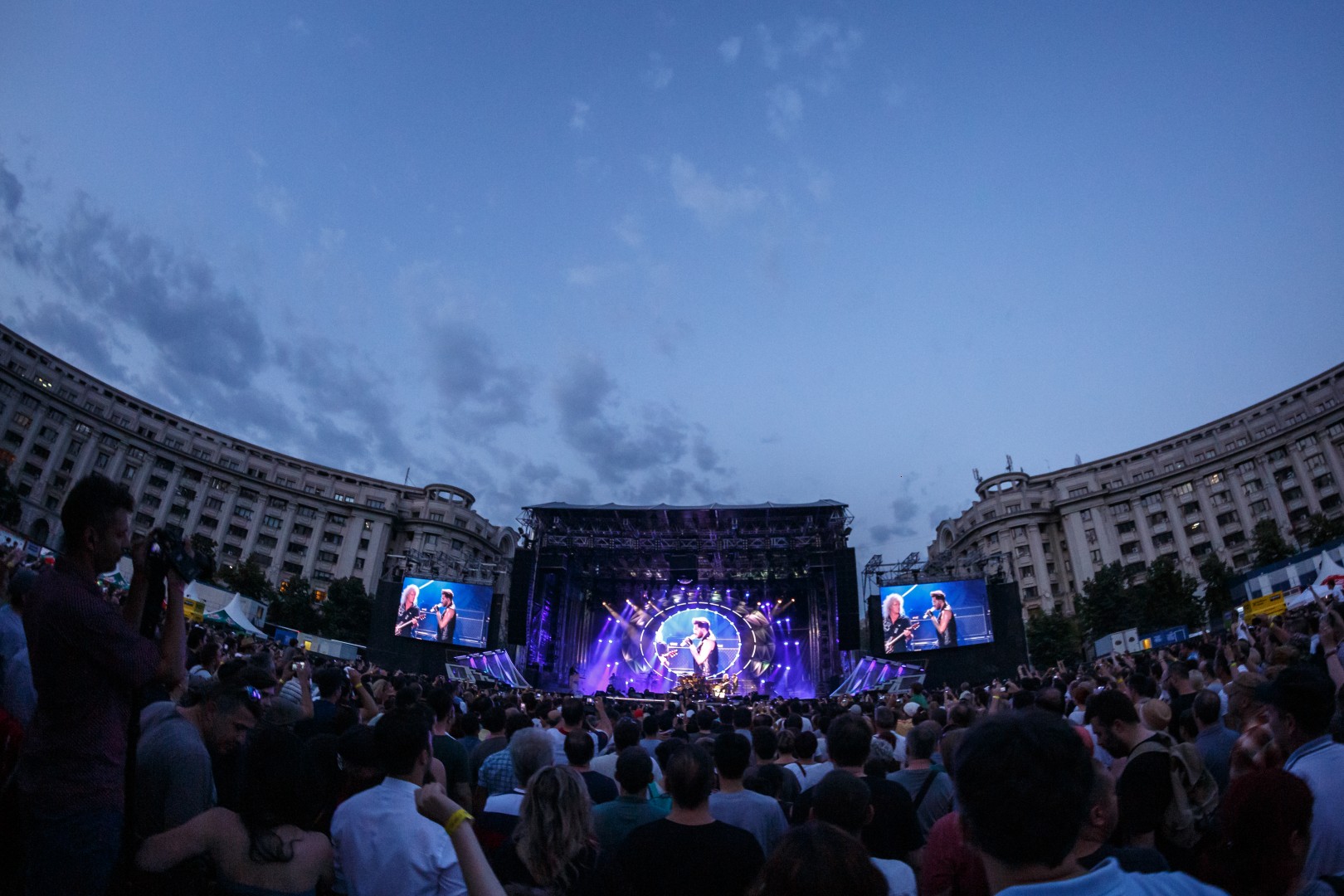 Queen & Adam Lambert at Piața Constituției in Bucharest on June 21, 2016 (c6f6cff019)