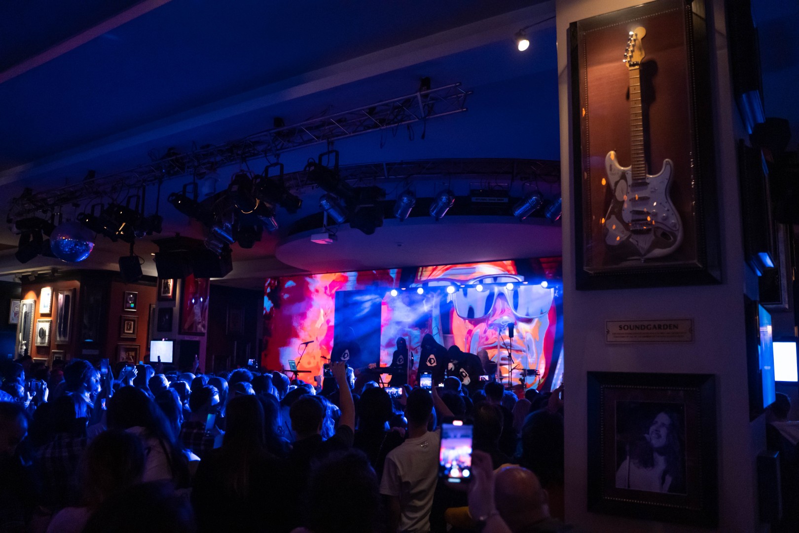 Public at Hard Rock Cafe in Bucharest on January 29, 2023 (2f69a75a81)