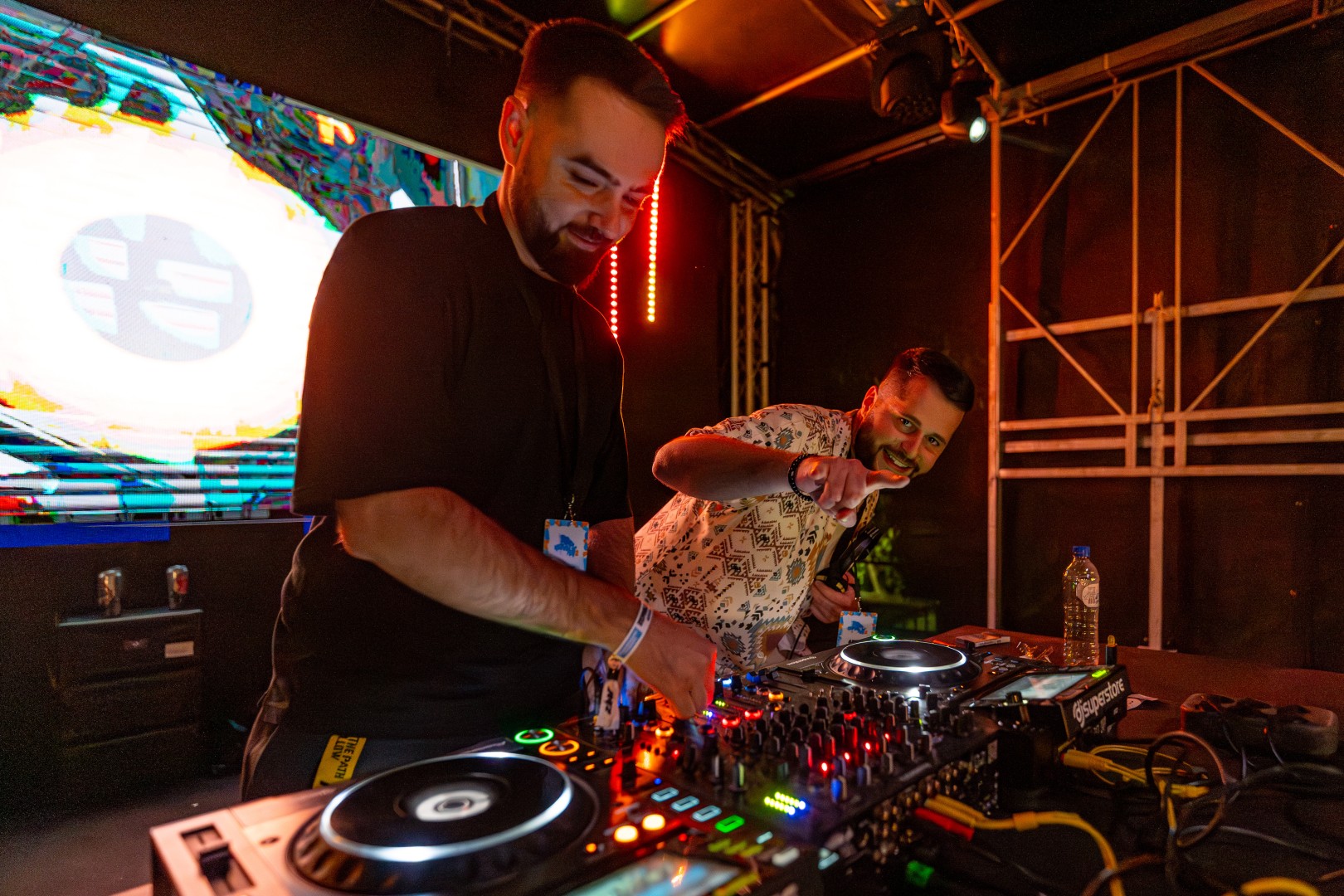 Andu Simion & Tea Bee in Ploiesti on September 7, 2025 (99488eeb8b) Andu Simion & Tea Bee in Ploiesti on September 7, 2025 (99488eeb8b)