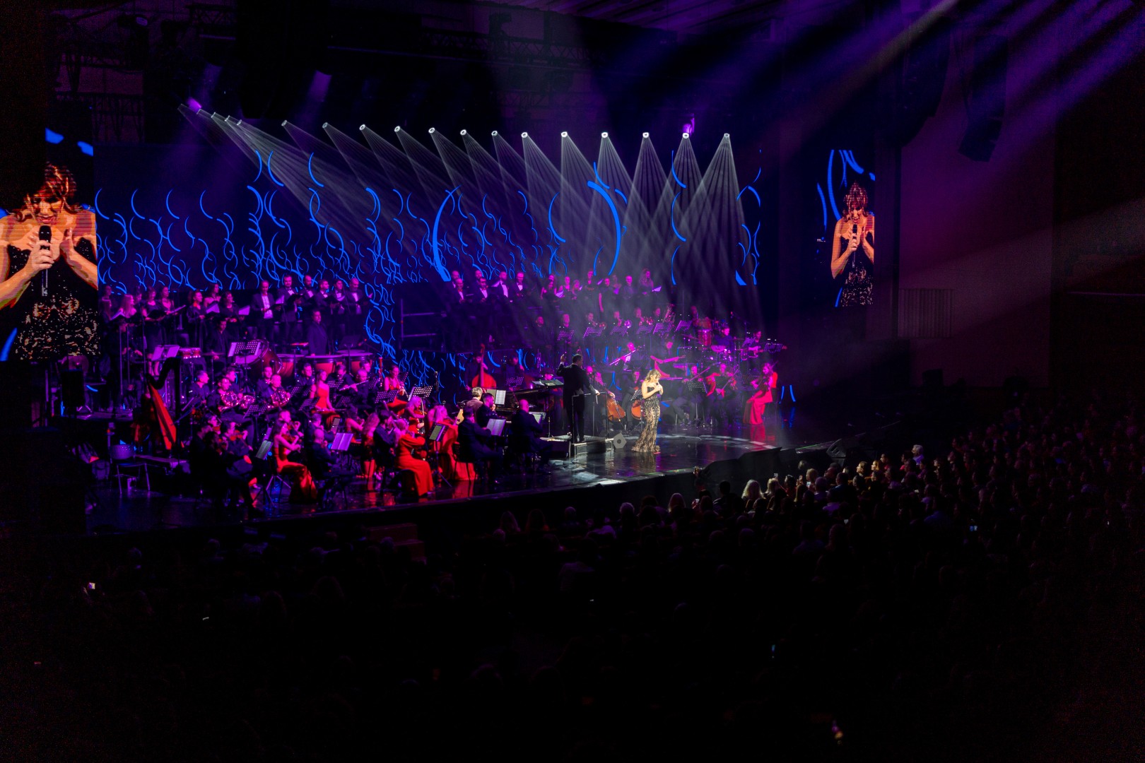 Public in Bucharest on November 11, 2025 (8892bbb899)