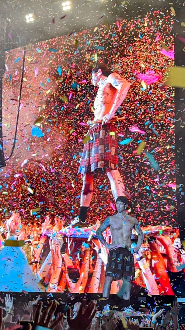 Twenty One Pilots in Bontida on July 16, 2022 (40d9eae7bf)